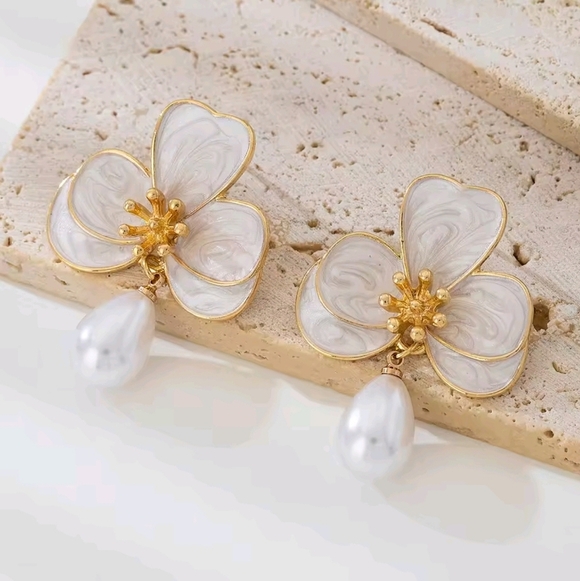 Flower Pearl Drop Earrings – Gold & White Statement Jewelry - Picture 5 of 10